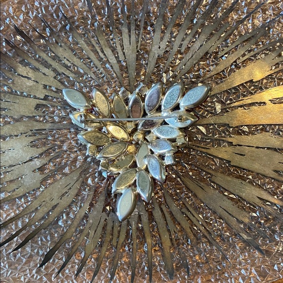 VINTAGE AURORA BOREALIS BROOCH RED MARQUISE RHINESTONES AND SILVERTONE BACKING - Picture 2 of 2